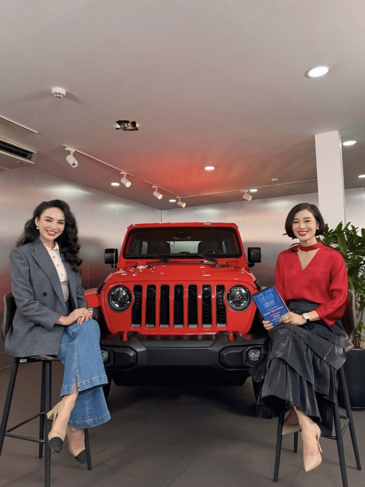 Ảnh sao 10/1: Đỗ Thị Hà 'đọ sắc' Tiểu Vy - 3