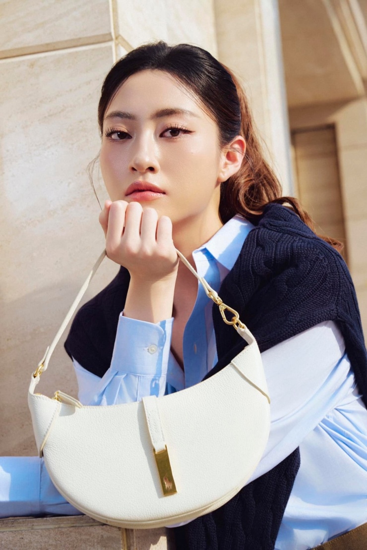 Ảnh sao 10/1: Đỗ Thị Hà 'đọ sắc' Tiểu Vy - 5