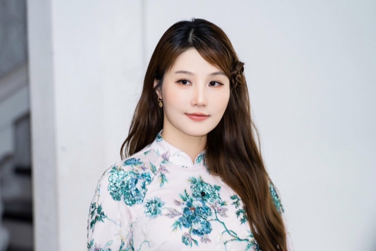 Ảnh sao 10/1: Đỗ Thị Hà 'đọ sắc' Tiểu Vy - 4