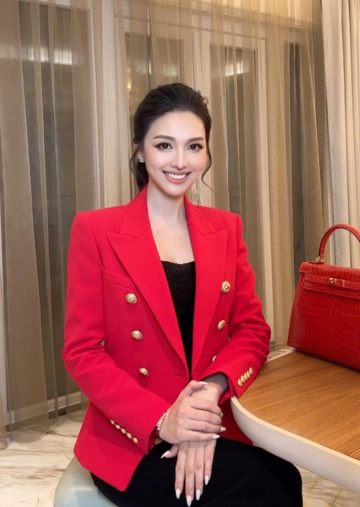 Ảnh sao 10/1: Đỗ Thị Hà 'đọ sắc' Tiểu Vy - 12