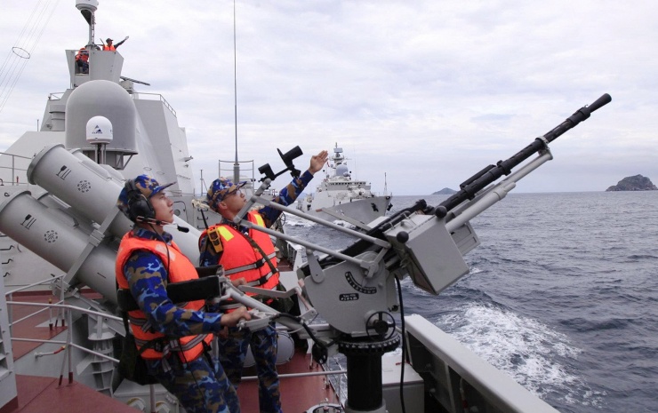 Huấn luyện bắn đạn thật trên biển