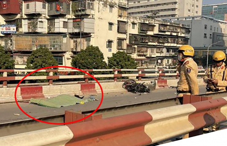 Thời điểm trên, xe ô tô con 5 chỗ Toyota Altis màu đen, BKS 29A-853.XX do chị Phan Thị Thủy (SN 1960, trú tại phường Bắc Từ Liêm, Hà Nội) điều khiển, lưu thông trên cầu vượt Vọng theo hướng từ phố Phương Mai đi Nguyễn An Ninh.