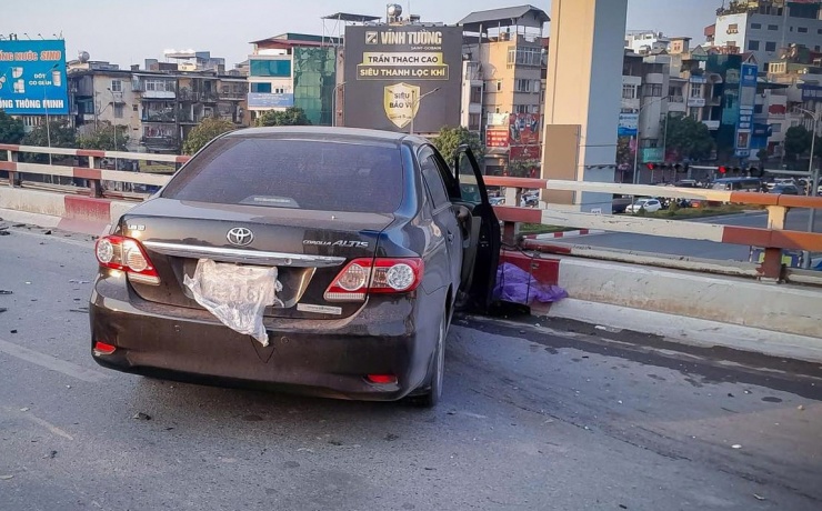 Sau va chạm, xe ô tô 29A-853.XX tiếp tục đâm dồn vào xe ô tô Toyota Vios BKS 20A-239.XX do ông Nguyễn Văn Điệp (SN 1979, Kinh Môn, Hải Phòng) điều khiển, khiến xe này xô dồn lên xe ô tô VF5 BKS 29B-218.XX do anh Nguyễn Văn Minh (SN 1994, Nghĩa Hành, Quảng Ngãi) điều khiển, cùng lưu thông theo hướng trên.