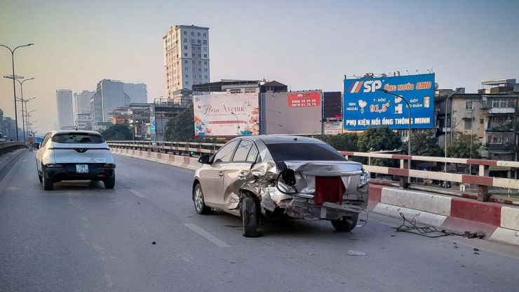 Khi đến khu vực cột đèn ĐT7/11, xe ô tô va chạm với xe mô tô Honda Wave BKS 14U1-415.82 do ông Trần Thanh Hà (SN 1963, phường Kim Liên, Hà Nội) điều khiển đi cùng chiều phía trước.