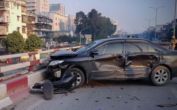 Hậu quả vụ tai nạn khiến ông Trần Thanh Hà tử vong tại chỗ; 3 xe ô tô và 1 xe mô tô bị hư hỏng.