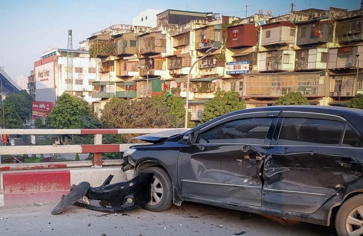 Vụ tai nạn xảy ra đúng thời điểm giờ cao điểm buổi sáng khiến giao thông qua khu vực cầu vượt Vọng ùn ứ nghiêm trọng, các phương tiện di chuyển khó khăn trong thời gian dài.