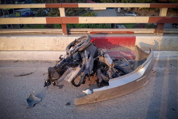 Cú va chạm khiến người đàn ông điều khiển xe máy tử vong ngay tại hiện trường. Các phương tiện đều bị hư hỏng nặng, nhiều mảnh vỡ văng khắp mặt cầu.