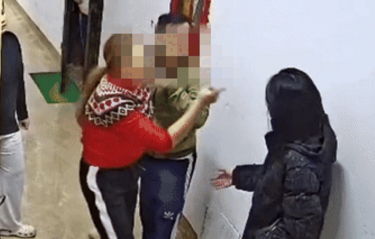 Cảnh chị V.A hành hung người hàng xóm ở cùng chung cư (Ảnh: Chụp màn hình).