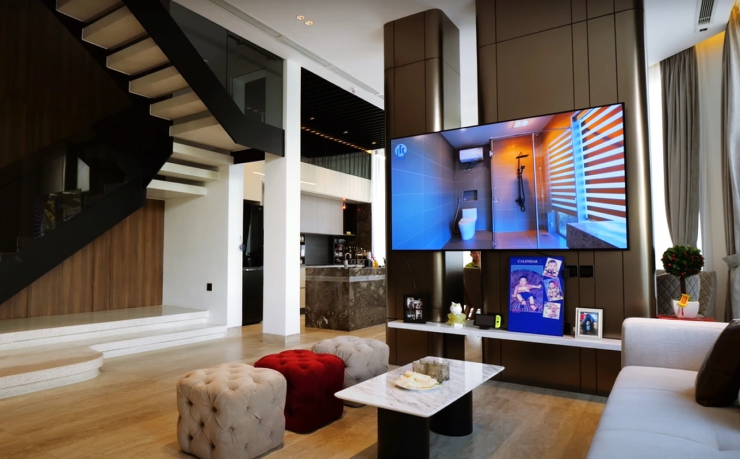 Một góc biệt thự nhìn từ sofa phòng khách.