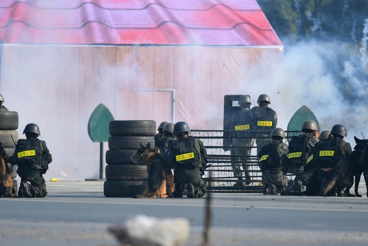 Thời gian qua, các lực lượng tham gia bảo vệ Đại hội XIV đã tổ chức huấn luyện, tập luyện nghiêm túc, bài bản, sát thực tế; thường xuyên rà soát, hoàn thiện các phương án, kịch bản xử lý tình huống, bảo đảm không để bị động, bất ngờ trong mọi tình huống. Ảnh: Dương Triều.