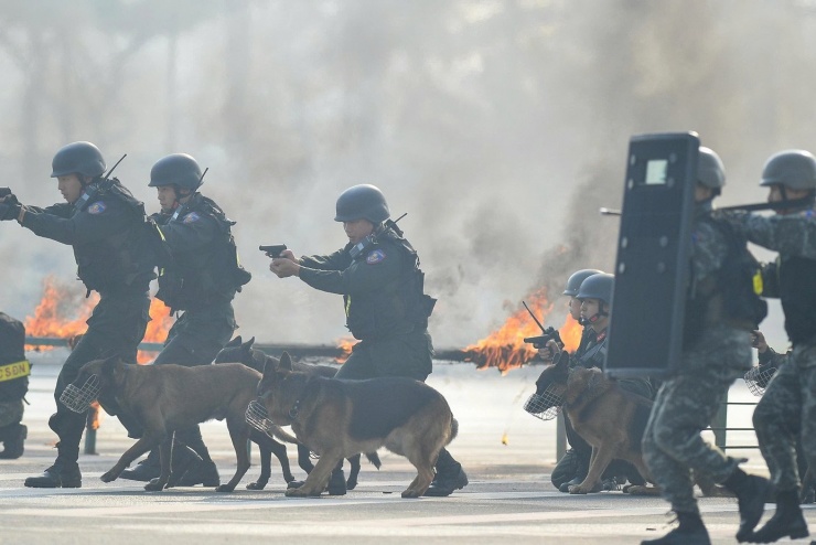 Lễ xuất quân và diễn tập phương án bảo vệ ANTT diễn ra sáng 10/1 là bước tổng duyệt quan trọng, thể hiện sự chủ động, chuẩn bị chu đáo, toàn diện của lực lượng CAND theo đúng chương trình, kế hoạch của Tiểu ban ANTT Đại hội XIV. Ảnh: Dương Triều.