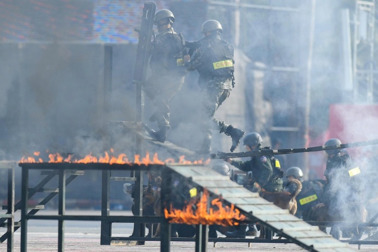 Thông qua các nội dung diễn tập, lực lượng CAND khẳng định năng lực làm chủ vũ khí, khí tài, phương tiện kỹ thuật nghiệp vụ hiện đại; khả năng phối hợp hiệp đồng chặt chẽ giữa các lực lượng trong xử lý các tình huống phức tạp về an ninh, trật tự.Lễ xuất quân và diễn tập cũng là dịp để lực lượng CAND báo cáo với Đảng, Nhà nước và Nhân dân về sự sẵn sàng cao nhất trong công tác bảo vệ Đại hội XIV – Đại hội có ý nghĩa đặc biệt quan trọng đối với chặng đường phát triển của đất nước trong giai đoạn mới. Ảnh: Dương Triều.