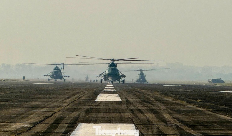 Sáng 10/1, 7 chiếc trực thăng gồm Mi-8, Mi-17, Mi-172 và EC-155B1 của Quân chủng Phòng không - Không quân và Binh đoàn 18 (Bộ Quốc phòng) đã thực hiện bay đội hình tại Lễ xuất quân và diễn tập các phương án bảo vệ an ninh trật tự phục vụ Đại hội Đại biểu toàn quốc lần thứ XIV của Đảng.