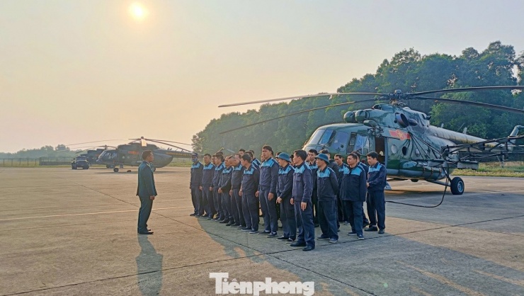 Như Tiền Phong đã thông tin, tham gia đảm bảo an ninh cho Đại hội Đảng toàn quốc lần thứ XIV, chiều 9/1, 6 tổ bay trực thăng của Trung đoàn Không quân 916 đã cơ động chuyển sân từ sân bay Hòa Lạc về sân bay Gia Lâm (Hà Nội).