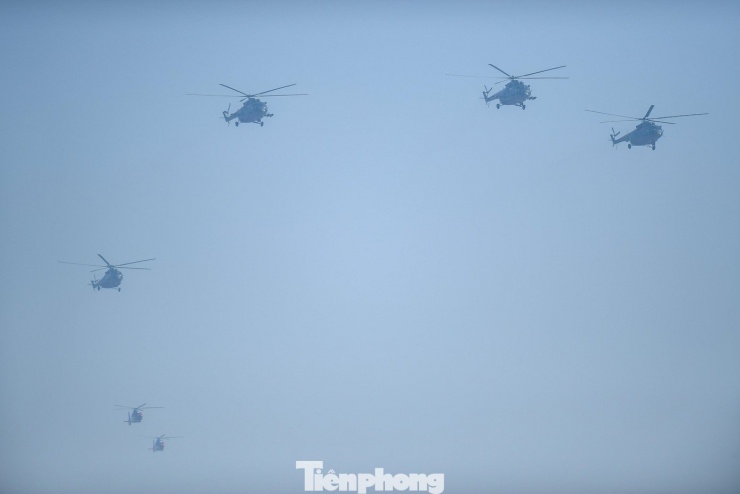 Trong đó, 5 chiếc trực thăng họ Mi thuộc biên chế của Trung đoàn Không quân 916, hai chiếc trực thăng EC-155B1 thuộc biên chế của Binh đoàn 18. Đây đều là những trực thăng hai động cơ có tính linh hoạt cao.