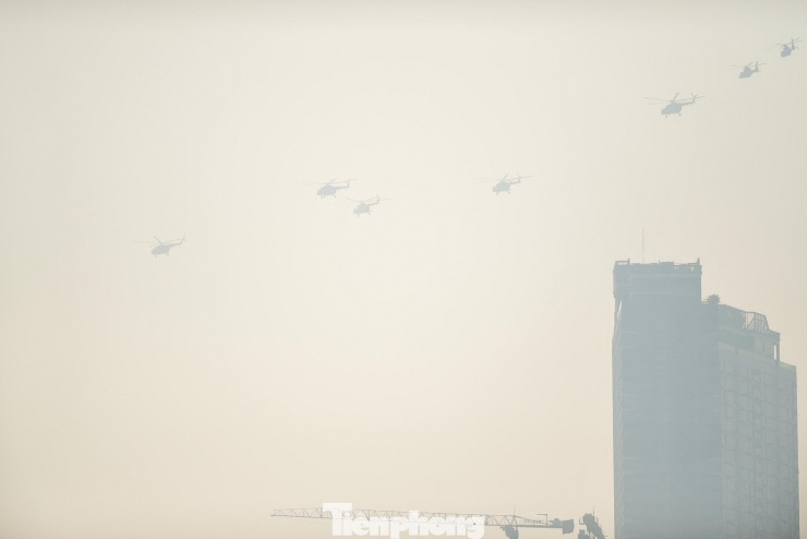 Trong thời gian khoảng 30 phút, đội hình trực thăng đã thực hiện bài bay hiệp đồng một cách thuần thục ở độ cao hàng trăm mét trên bầu trời Hà Nội, đồng thời bay thông qua khán đài sân vận động quốc gia Mỹ Đình với 3 vòng bay ở độ cao 150m.