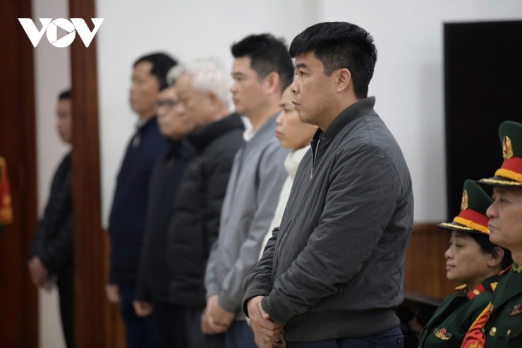 Nguyễn Văn Hậu và các bị cáo trong vụ án (Ảnh: Xuân Ân)