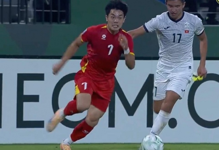Vì sao cầu thủ ĐT U23 Kyrgyzstan lại cầm băng đội trưởng của Đình Bắc? - 1