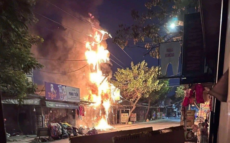 Hình ảnh ngọn lửa bùng phát tại các ki-ốt.