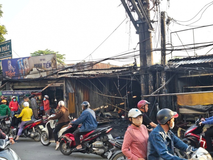 Trụ điện phát nổ, lửa thiêu rụi dãy cửa hàng đồ Tết ở TP.HCM - 2