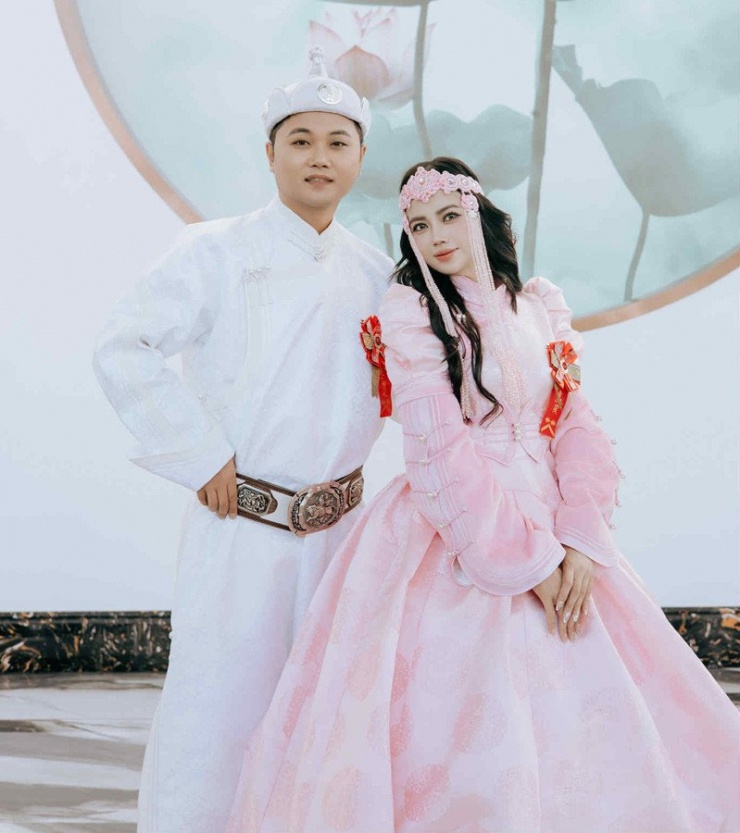 Hường xinh đẹp trong đám cưới tổ chức ở quê chồng&nbsp;