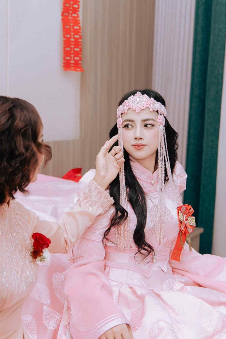 Hường yêu thích chiếc váy cưới của mình&nbsp;