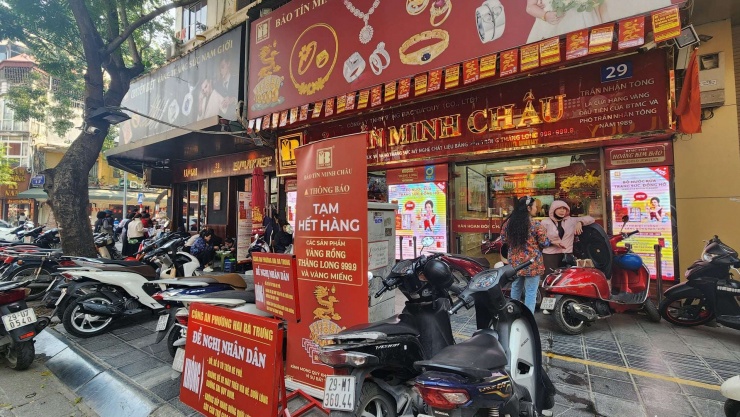 Bảo Tín Minh Châu lại thông báo hết hàng, phải dừng bán khi giá vàng hôm nay tăng mạnh. Ảnh: Thái Nguyễn