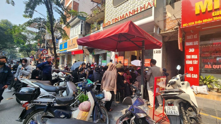 Lượng khách đến mua vàng tại Bảo Tín Mạnh Hải tăng vọt trong những ngày gần đây. Ảnh: Thái Nguyễn