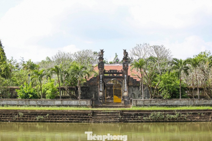 Nằm cách Quy Nhơn khoảng 27 km về hướng Tây Bắc, dẫn vào chùa Thập Tháp là con đường đất sỏi tương đối rộng (nguyên là bờ phía Bắc của thành Đồ Bàn﻿). Hướng về phía Tây Nam có ngọn tháp cổ Cánh Tiên, nằm ở trung tâm kinh đô Chăm Pa.