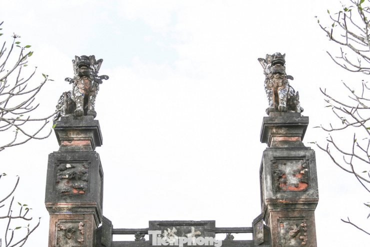 Chùa Thập Tháp có kiến trúc mang đậm phong cách truyền thống Việt Nam, giản dị mà tôn nghiêm. Lối vào qua hồ sen dẫn đến cổng có hai trụ biểu vuông đặt tượng sư tử. Sau cổng là bình phong che chắn rồi đến sân Chánh điện.