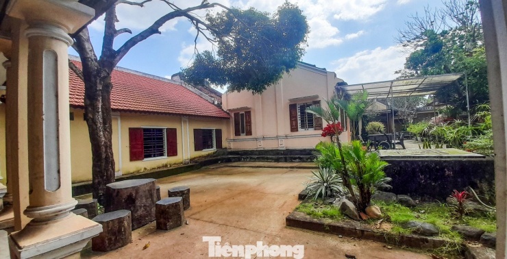 Một khoảnh sân nhỏ bên trong chùa Thập Tháp.