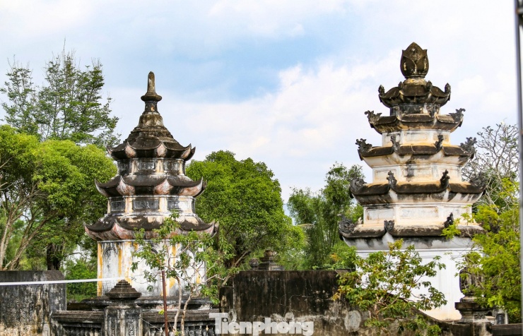 Ngoài những công trình chính, trong khuôn viên chùa còn có 24 bảo tháp lớn nhỏ.