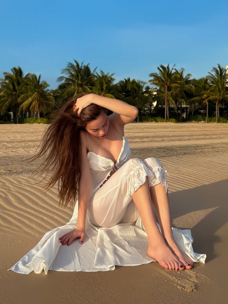 Đầu tháng 1, Hà Hồ chia sẻ ảnh nghỉ dưỡng cùng chồng con trên trang cá nhân. Người đẹp 42 tuổi tạo dáng trên bãi biển với loạt trang phục màu trắng, như áo ngủ và quần đồng điệu, bộ đồ xếp bèo. Ca sĩ cho biết muốn khởi đầu năm mới bằng cách hòa mình với thiên nhiên, tận hưởng cảm giác bình yên. Nhiều khán giả khen cô ngày càng xinh đẹp, ăn mặc sành điệu so với 25 năm trước khi bắt đầu làm mẫu, đóng phim.