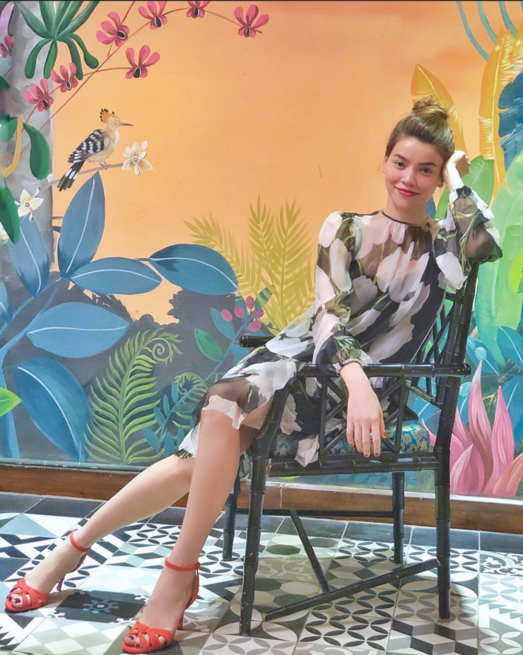 Những năm 2010, ngôi sao thích để kiểu tóc búi củ hành trên đỉnh đầu. Gu mặc của cô đa dạng và bắt mắt hơn. Nếu trên sân khấu, cô "đóng đinh" với váy áo sặc sỡ, đường cắt xẻ sâu, có cấu trúc phá cách, đời thường, người đẹp trung thành với những bộ đầm suông giấu dáng, váy chữ A trễ vai, sandals cao gót kiểu cách.