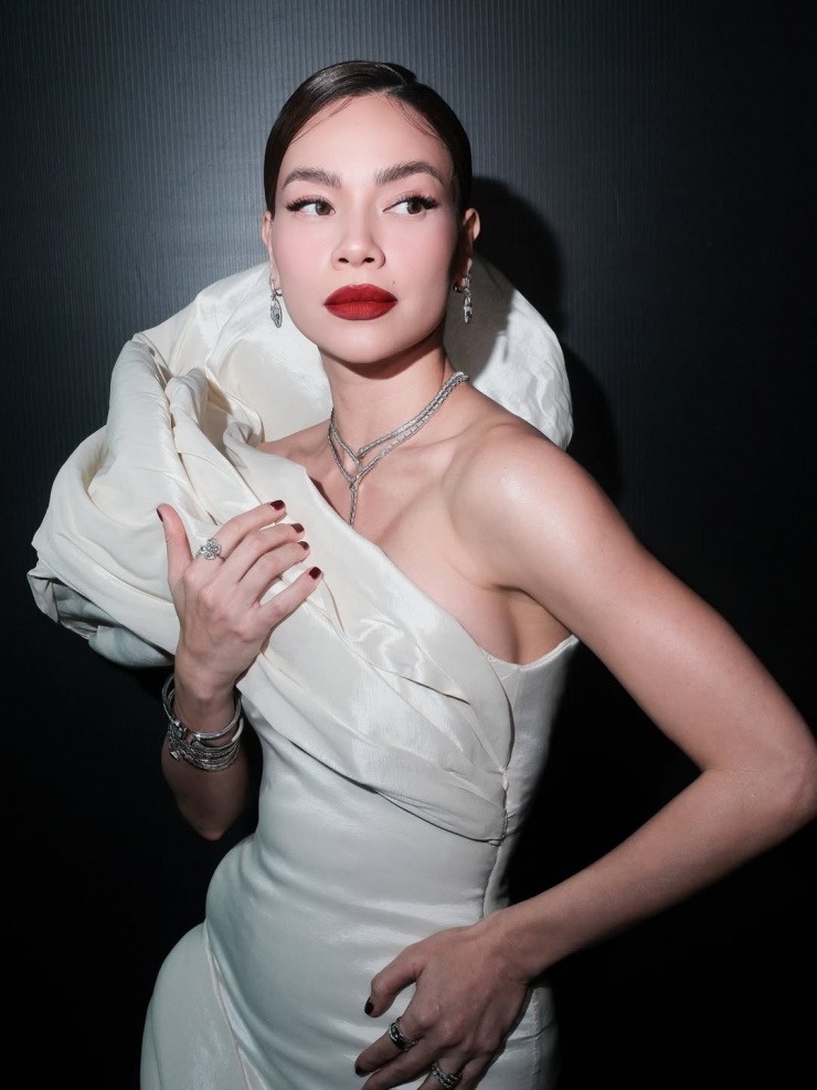 Cô diện đầm lệch vai trong đêm nhạc đón chào năm mới 2026.