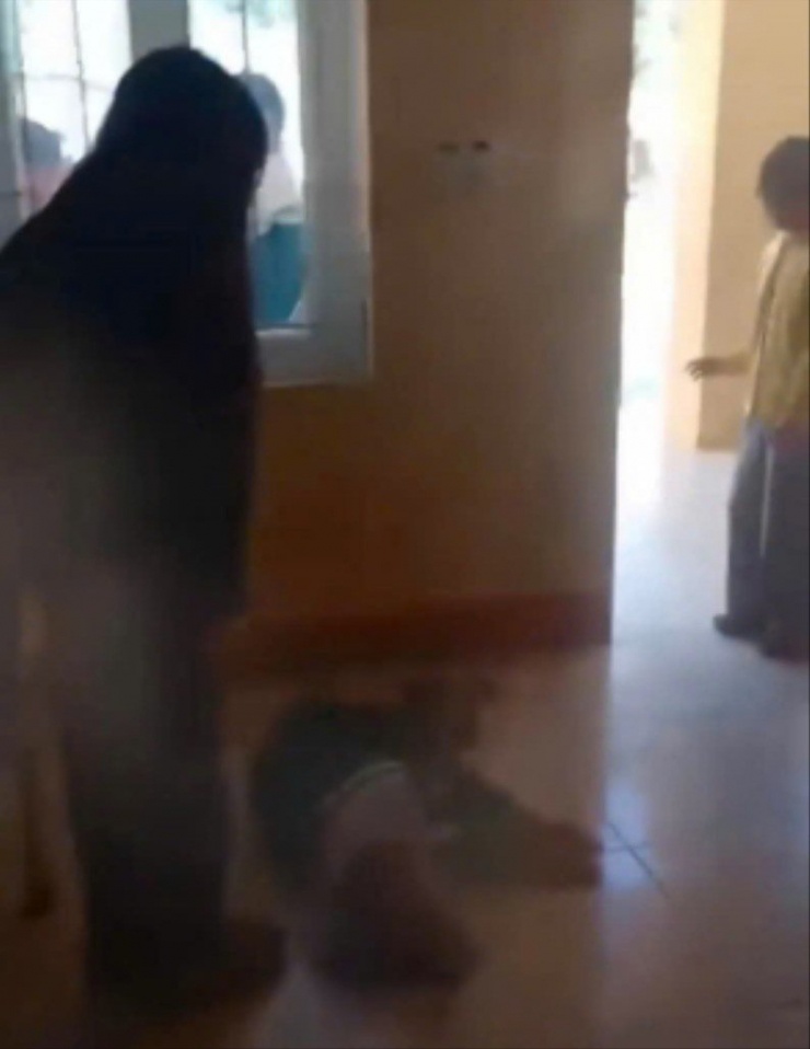 Học sinh bị đánh ngã sõng soài trong phòng học. Ảnh: Cắt từ video.