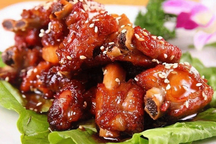 Sườn xào chua ngọt hấp dẫn nhờ vị đậm đà nhưng lại tiềm ẩn nhiều rủi ro cho đường huyết.