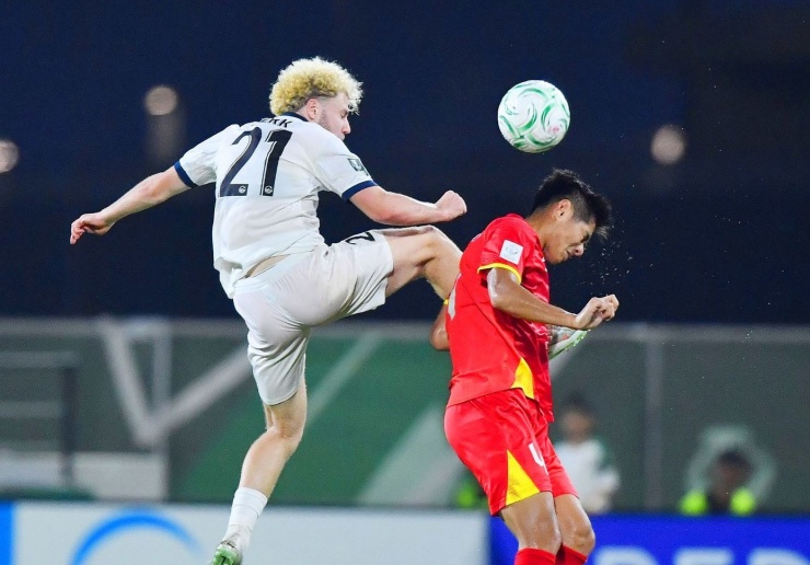 Truyền thông quê nhà gọi HLV Kim Sang-sik là 'phù thủy bóng chết' - 1