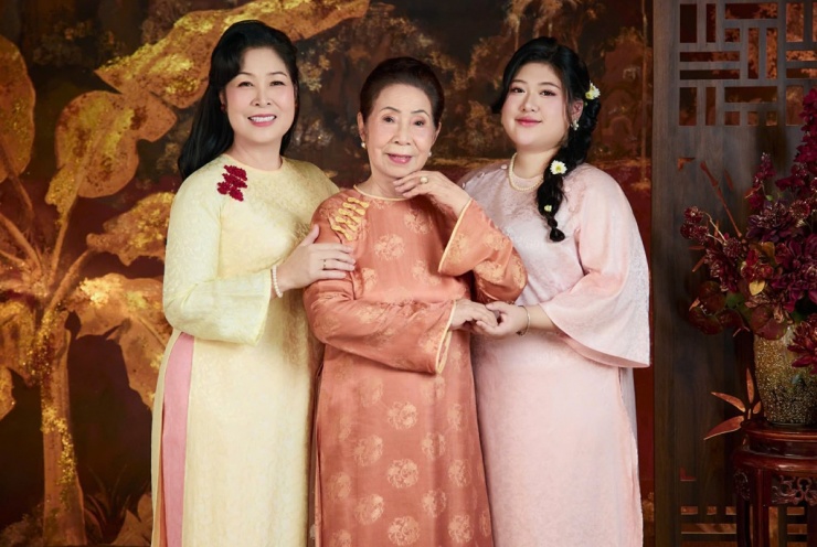 Mẹ U90 của Hồng Vân được khen trẻ đẹp - 1