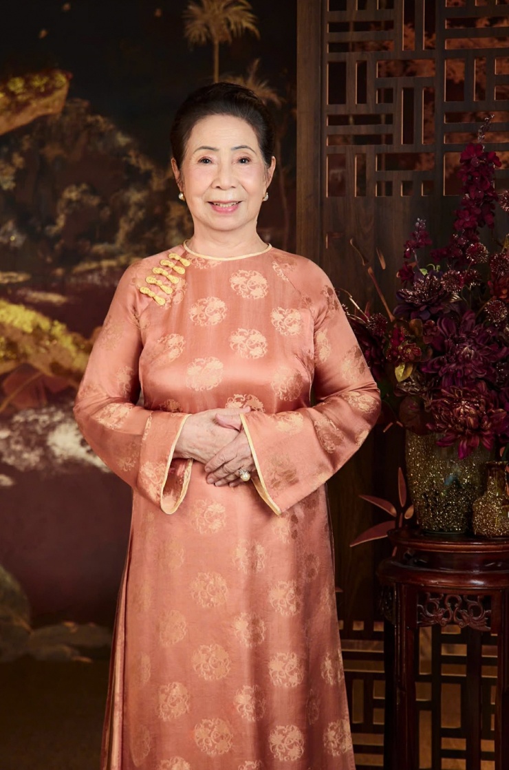 Mẹ U90 của Hồng Vân được khen trẻ đẹp - 2