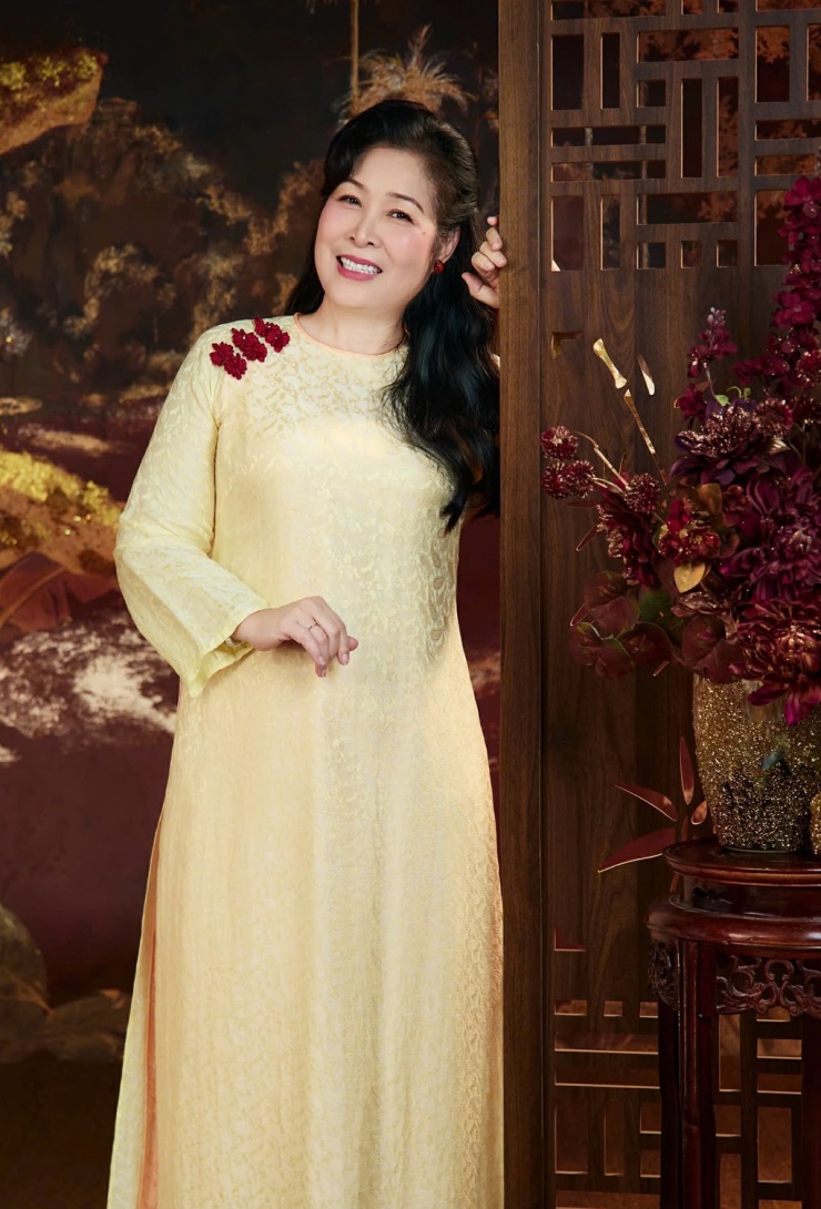 Mẹ U90 của Hồng Vân được khen trẻ đẹp - 4