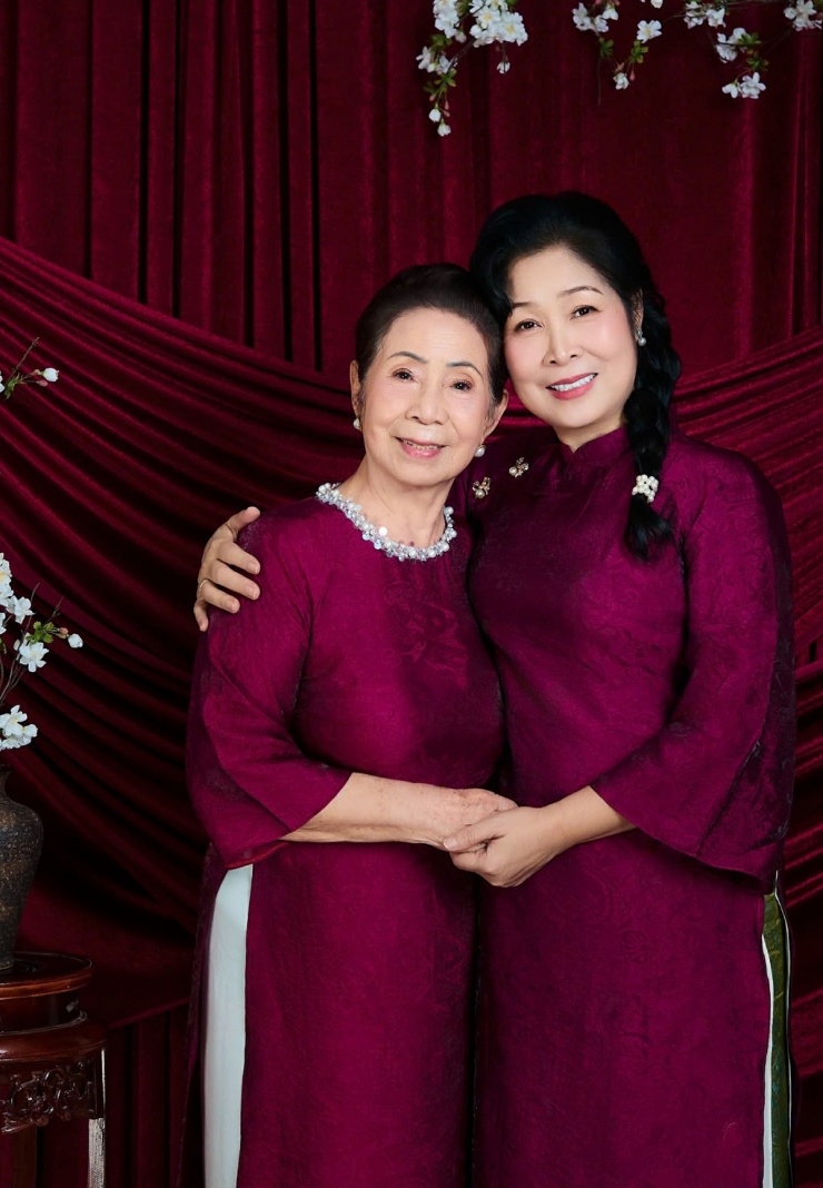 Mẹ U90 của Hồng Vân được khen trẻ đẹp - 7