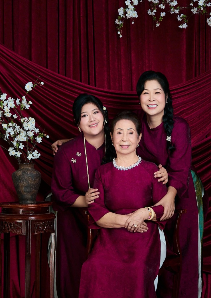 Mẹ U90 của Hồng Vân được khen trẻ đẹp - 8