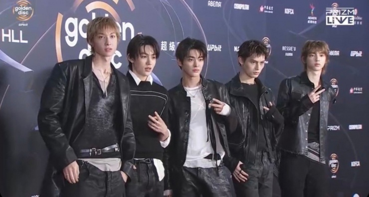 Thảm đỏ GDA 2026: Jennie "đỏ là thần", Wonyoung "cũ nhưng vàng", quá nhiều hoàng tử - 3