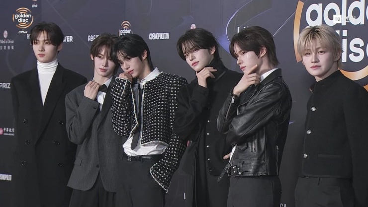 TWS mang đến cả trạng thái trưởng thành và đáng yêu trên thảm đỏ với màn tạo dáng phỏng theo động tác làm nũng trong ca khúc Overdrive.