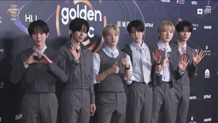 NCT WISH "dưỡng thê" như mọi khi trong tông xám - xanh.