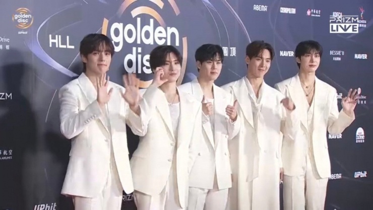 Thảm đỏ GDA 2026: Jennie "đỏ là thần", Wonyoung "cũ nhưng vàng", quá nhiều hoàng tử - 10