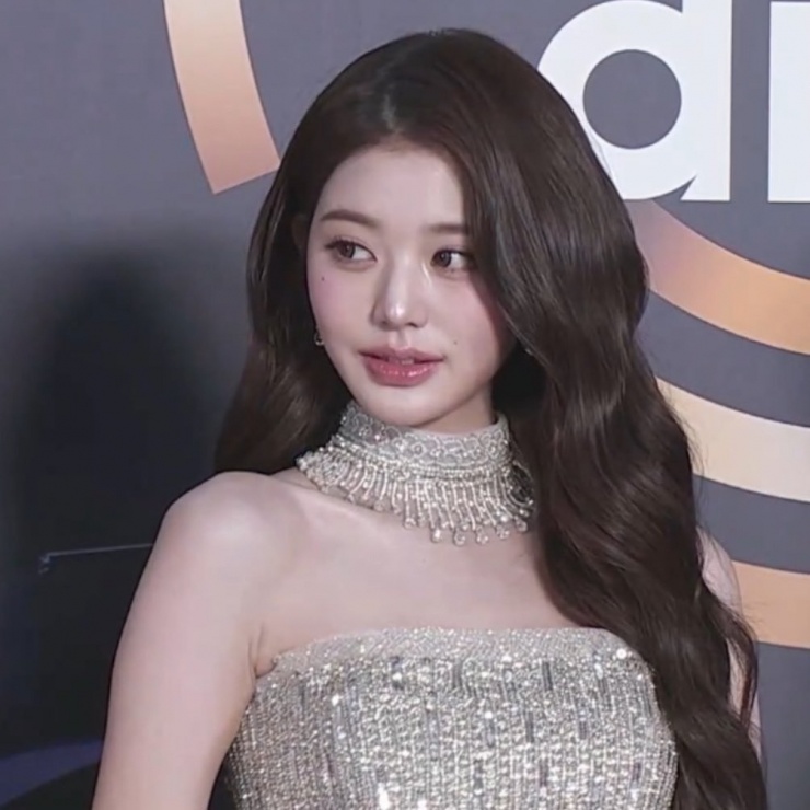 Wonyoung trung thành với kiểu tóc uốn sóng lơi, trang điểm tông hồng ngọt ngào cùng váy đầm "bờ-linh", "cũ nhưng vàng" vì luôn giúp cô nổi bật.