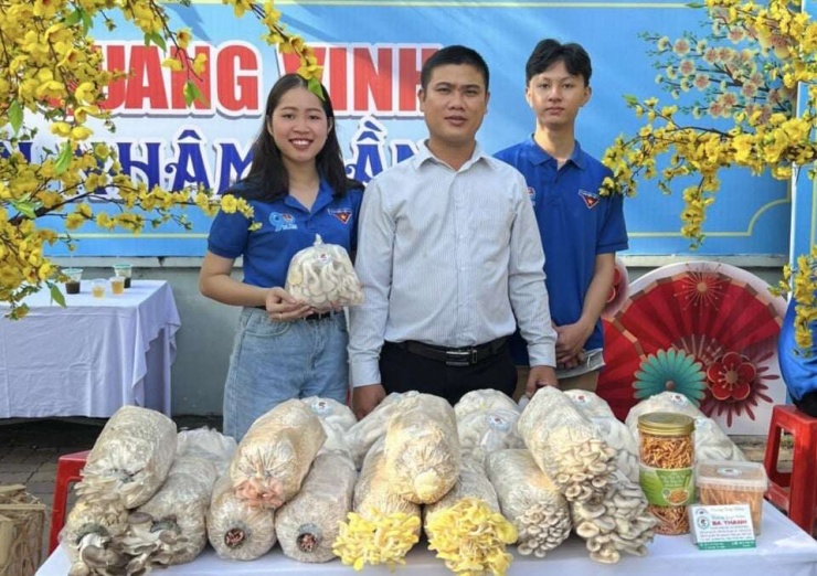 Anh Nguyễn Văn Màng (giữa), chủ hộ kinh doanh nấm Ba Thanh&nbsp; là người tiên phong ứng dụng công nghệ mới vào sản xuất phôi nấm, tạo ra chuỗi giá trị bền vững từ khâu cung ứng giống đến bao tiêu sản phẩm, mang về doanh thu hàng tỷ đồng mỗi năm. Ảnh: NVCC