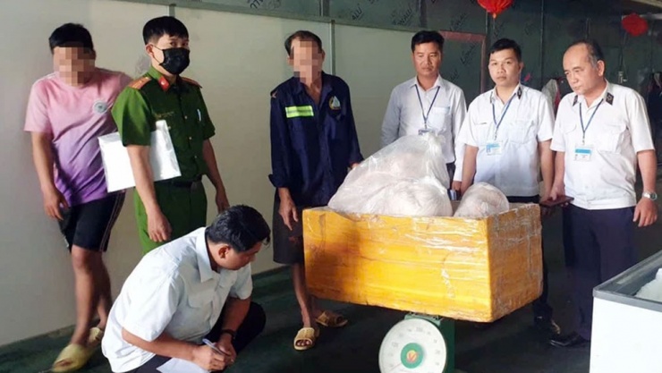 Cơ quan chức năng phát hiện thịt heo đông lạnh đã biến đổi màu sắc